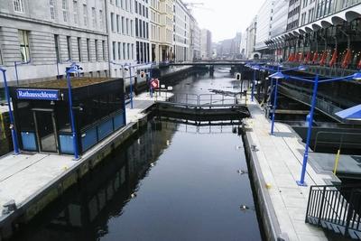 Mitarbeiter der Stadt haben heute als Fleetenkieker gearbeitet. Sie sammelten zahlreiche Fahrraeder, E-Scooter, Metallteile und anderer Muell der auf dem Grund liegt aus der Rathausschleuse aus den Alster Fleeten in der Innenstadt, dafuer wurde extra das Wasser abgelassen und leerlaufen lassen. Gleichzeitig wurden mit Hochdruckreinigern die W?nde der naheliegen Gebaeude und auch die Tore der Rathausschleuse gereinigt. Nach der Aktion wurden die Fleete wieder geflutet, Hamburg Deutschland *** Employees of the city worked today as Fleetenkieker They collected numerous bicycles, e-scooters, metal parts and other garbage lying on the ground from the Rathausschleuse from the Alster Fleet in the city center, for this the water was specially d-stock-foto