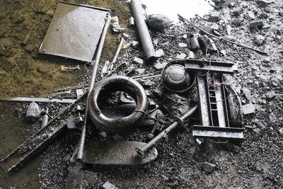 Mitarbeiter der Stadt haben heute als Fleetenkieker gearbeitet. Sie sammelten zahlreiche Fahrraeder, E-Scooter, Metallteile und anderer Muell der auf dem Grund liegt aus der Rathausschleuse aus den Alster Fleeten in der Innenstadt, dafuer wurde extra das Wasser abgelassen und leerlaufen lassen. Gleichzeitig wurden mit Hochdruckreinigern die W?nde der naheliegen Gebaeude und auch die Tore der Rathausschleuse gereinigt. Nach der Aktion wurden die Fleete wieder geflutet, Hamburg Deutschland *** Employees of the city worked today as Fleetenkieker They collected numerous bicycles, e-scooters, metal parts and other garbage lying on the ground from the Rathausschleuse from the Alster Fleet in the city center, for this the water was specially d-stock-foto