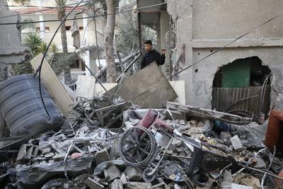 Residents stand near a destroyed  a house hit by Israeli bombardment at the Bureij refugee camp-stock-foto