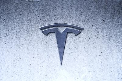 Logo von Tesla auf einem Elektroauto *** Tesla logo on an electric car-stock-foto