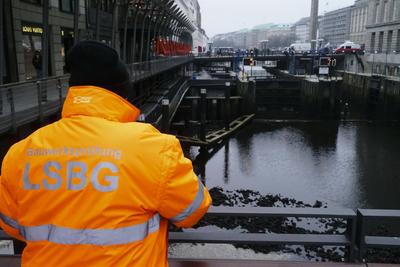 Mitarbeiter der Stadt haben heute als Fleetenkieker gearbeitet. Sie sammelten zahlreiche Fahrraeder, E-Scooter, Metallteile und anderer Muell der auf dem Grund liegt aus der Rathausschleuse aus den Alster Fleeten in der Innenstadt, dafuer wurde extra das Wasser abgelassen und leerlaufen lassen. Gleichzeitig wurden mit Hochdruckreinigern die W?nde der naheliegen Gebaeude und auch die Tore der Rathausschleuse gereinigt. Nach der Aktion wurden die Fleete wieder geflutet, Hamburg Deutschland *** Employees of the city worked today as Fleetenkieker They collected numerous bicycles, e-scooters, metal parts and other garbage lying on the ground from the Rathausschleuse from the Alster Fleet in the city center, for this the water was specially d-stock-foto
