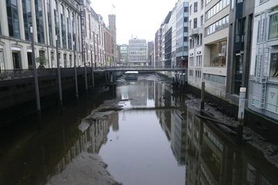 Mitarbeiter der Stadt haben heute als Fleetenkieker gearbeitet. Sie sammelten zahlreiche Fahrraeder, E-Scooter, Metallteile und anderer Muell der auf dem Grund liegt aus der Rathausschleuse aus den Alster Fleeten in der Innenstadt, dafuer wurde extra das Wasser abgelassen und leerlaufen lassen. Gleichzeitig wurden mit Hochdruckreinigern die W?nde der naheliegen Gebaeude und auch die Tore der Rathausschleuse gereinigt. Nach der Aktion wurden die Fleete wieder geflutet, Hamburg Deutschland *** Employees of the city worked today as Fleetenkieker They collected numerous bicycles, e-scooters, metal parts and other garbage lying on the ground from the Rathausschleuse from the Alster Fleet in the city center, for this the water was specially d-stock-foto