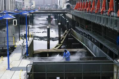 Mitarbeiter der Stadt Hamburg haben heute als Fleetenkieker gearbeitet. in der Rathausschleuse und den Alster Fleeten in der Innenstadt, dafuer wurde extra das Wasser abgelassen und leerlaufen lassen. Gleichzeitig wurden mit Hochdruckreinigern die W?nde der naheliegen Gebaeude und auch die Tore der Rathausschleuse gereinigt. Nach der Aktion wurden die Fleete wieder geflutet, Hamburg Deutschland *** Employees of the city of Hamburg worked today as Fleetenkieker in the Rathausschleuse and the Alster Fleet in the city center, for this purpose the water was drained and let run empty At the same time, the walls of the nearby buildings and the gates of the Rathausschleuse were cleaned with high-pressure cleaners After the action, the canals we-stock-foto