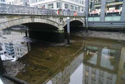 Mitarbeiter der Stadt haben heute als Fleetenkieker gearbeitet. Sie sammelten zahlreiche Fahrraeder, E-Scooter, Metallteile und anderer Muell der auf dem Grund liegt aus der Rathausschleuse aus den Alster Fleeten in der Innenstadt, dafuer wurde extra das Wasser abgelassen und leerlaufen lassen. Gleichzeitig wurden mit Hochdruckreinigern die W?nde der naheliegen Gebaeude und auch die Tore der Rathausschleuse gereinigt. Nach der Aktion wurden die Fleete wieder geflutet, Hamburg Deutschland *** Employees of the city worked today as Fleetenkieker They collected numerous bicycles, e-scooters, metal parts and other garbage lying on the ground from the Rathausschleuse from the Alster Fleet in the city center, for this the water was specially d-stock-foto