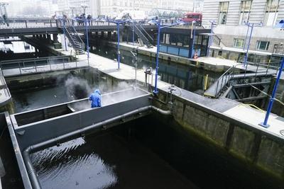 Mitarbeiter der Stadt Hamburg haben heute als Fleetenkieker gearbeitet. in der Rathausschleuse und den Alster Fleeten in der Innenstadt, dafuer wurde extra das Wasser abgelassen und leerlaufen lassen. Gleichzeitig wurden mit Hochdruckreinigern die W?nde der naheliegen Gebaeude und auch die Tore der Rathausschleuse gereinigt. Nach der Aktion wurden die Fleete wieder geflutet, Hamburg Deutschland *** Employees of the city of Hamburg worked today as Fleetenkieker in the Rathausschleuse and the Alster Fleet in the city center, for this purpose the water was drained and let run empty At the same time, the walls of the nearby buildings and the gates of the Rathausschleuse were cleaned with high-pressure cleaners After the action, the canals we-stock-foto
