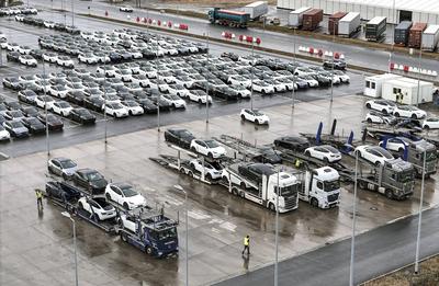 Tesla Giga Factory Tesla Y Neuwagen werden an der Tesla Giga Factory auf Autotransporter verladen, Gr?nheide, 25.09.2024-stock-foto