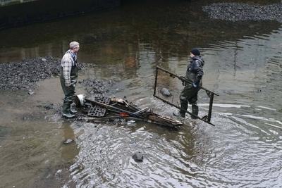 Mitarbeiter der Stadt haben heute als Fleetenkieker gearbeitet. Sie sammelten zahlreiche Fahrraeder, E-Scooter, Metallteile und anderer Muell der auf dem Grund liegt aus den Alster Fleeten in der Innenstadt, dafuer wurde extra das Wasser abgelassen und leerlaufen lassen.Nach der Aktion wurden die Fleete wieder geflutet, Hamburg Deutschland *** Employees of the city worked today as Fleetenkieker They collected numerous bicycles, e-scooters, metal parts and other garbage lying on the ground from the Alster Fleet in the city center, for this purpose the water was specially drained and drained After the action, the Fleets were flooded again, Hamburg Germany-stock-foto