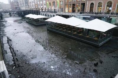 Mitarbeiter der Stadt haben heute als Fleetenkieker gearbeitet. Sie sammelten zahlreiche Fahrraeder, E-Scooter, Metallteile und anderer Muell der auf dem Grund liegt aus der Rathausschleuse aus den Alster Fleeten in der Innenstadt, dafuer wurde extra das Wasser abgelassen und leerlaufen lassen. Gleichzeitig wurden mit Hochdruckreinigern die W?nde der naheliegen Gebaeude und auch die Tore der Rathausschleuse gereinigt. Nach der Aktion wurden die Fleete wieder geflutet, Hamburg Deutschland *** Employees of the city worked today as Fleetenkieker They collected numerous bicycles, e-scooters, metal parts and other garbage lying on the ground from the Rathausschleuse from the Alster Fleet in the city center, for this the water was specially d-stock-foto