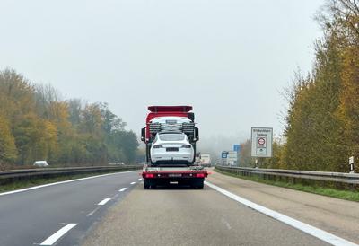 Sattelschlepper mit Tesla Autos-stock-foto