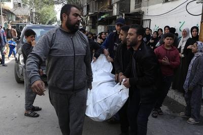 People mourn during the funeral for members of the Palestinian Abu al-Rous family who were killed when their house-stock-foto