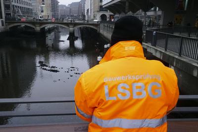 Mitarbeiter der Stadt haben heute als Fleetenkieker gearbeitet. Sie sammelten zahlreiche Fahrraeder, E-Scooter, Metallteile und anderer Muell der auf dem Grund liegt aus der Rathausschleuse aus den Alster Fleeten in der Innenstadt, dafuer wurde extra das Wasser abgelassen und leerlaufen lassen. Gleichzeitig wurden mit Hochdruckreinigern die W?nde der naheliegen Gebaeude und auch die Tore der Rathausschleuse gereinigt. Nach der Aktion wurden die Fleete wieder geflutet, Hamburg Deutschland *** Employees of the city worked today as Fleetenkieker They collected numerous bicycles, e-scooters, metal parts and other garbage lying on the ground from the Rathausschleuse from the Alster Fleet in the city center, for this the water was specially d-stock-foto