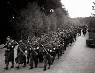 KZ Bergen Belsen Der Abzug der deutschen Truppen nach dem Abkommen ?ber die ?bergabe von Bergen Bels-stock-photo