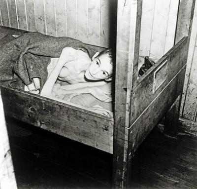 KZ Bergen-Belsen ?berlebender Typhus an der Krankenstation im Lager, die von der Alliierten 21. Armee-Gruppe ?bernommen-stock-foto