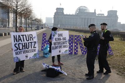 Deutschland, Berlin, Demonstration: Platz der Republik, WWF: Ohne Klima- und Naturschutz bl?ht uns was *** Germany, Berl-stock-foto