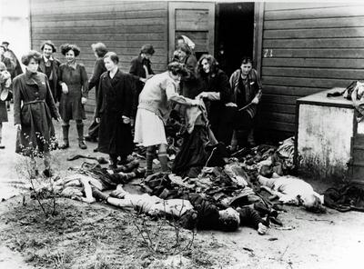 KZ Bergen-Belsen. Befreite Frauen, die sich die Kleidung der Toten holen, nachdem das Lager der Allied 21st Army Group-stock-photo