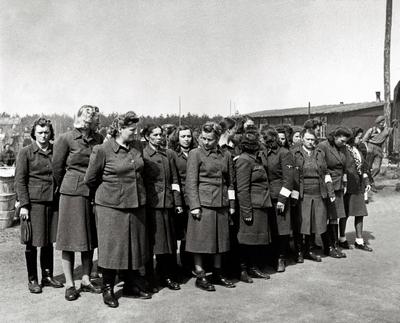 Die Aufseherinnen im Konzentrationslager Bergen-Belsen wurden von den Briten gefangen genommen. 60.000 zivile Gefangene-stock-foto