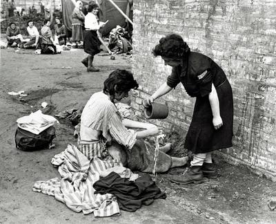 KZ Bergen Belsen Frauen die die Schrecken von Belsen ?berlebt haben die von der Allied 21st Army G-stock-foto