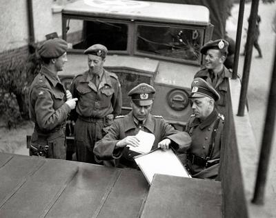Offiziere der 2. Britischen Armee und 2 Wehrmachtsoffiziere verhandeln ?ber das Abkommen ?ber die ?bergabe des neutrale-stock-photo