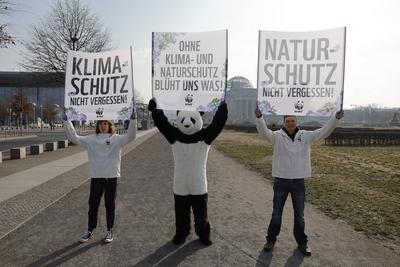 Deutschland, Berlin, Demonstration: Platz der Republik, WWF: Ohne Klima- und Naturschutz bl?ht uns was *** Germany, Berl-stock-foto