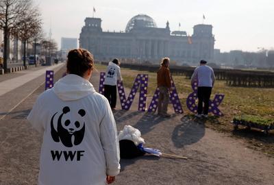 Deutschland, Berlin, Demonstration: Platz der Republik, WWF: Ohne Klima- und Naturschutz bl?ht uns was *** Germany, Berl-stock-foto