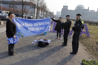 Deutschland, Berlin, Demonstration: Platz der Republik, WWF: Ohne Klima- und Naturschutz bl?ht uns was *** Germany, Berl-stock-foto