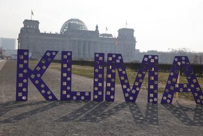 Deutschland, Berlin, Demonstration: Platz der Republik, WWF: Ohne Klima- und Naturschutz bl?ht uns was *** Germany, Berl-stock-foto