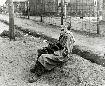 KZ Bergen-Belsen ?berlebende im Lager, das von der Alliierten 21. Armee-Gruppe ?bernommen wurde. Im Lager wurden 55.000-stock-foto