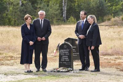 Frank-Walter Steinmeier mit Ehefrau Elke B?denbender und Isaac Herzog mit Ehefrau Michal Herzog beim Besuch der Gedenkst-stock-foto