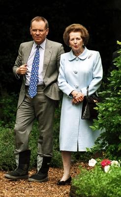 Jeffrey Archer with Margaret Thatcher during Jeffrey Archer s summer garden party at his home in Grantchester, Cambridg-stock-foto