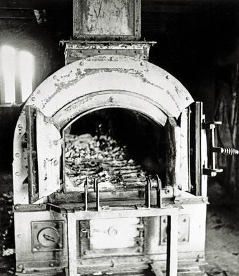 KZ Bergen-Belsen Der einzige Krematorienofen im Lager, der von der Alliierten 21. Armee-Gruppe ?bernommen wurde. Im Lag-stock-foto