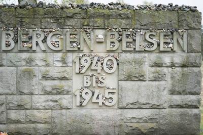 Gedenkst?tte Bergen Belsen nach j?discher Friedhofstradition liegen Gedenksteine der Ewigkeit auf Ge-stock-foto