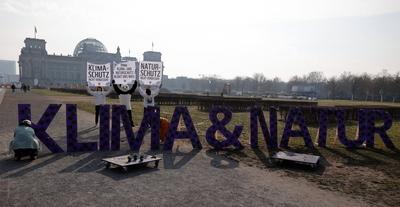 Deutschland, Berlin, Demonstration: Platz der Republik, WWF: Ohne Klima- und Naturschutz bl?ht uns was *** Germany, Berl-stock-foto