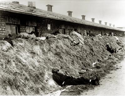 KZ Bergen-Belsen. Nach der ?bergabe an die Allied 21st Army Group sind ?berall im Lager Leichname toter H?ftlinge. Im L-stock-foto
