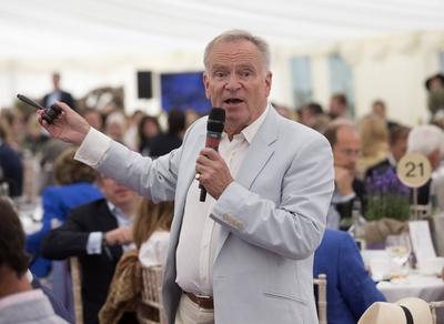 28/06/2014. Henley on Thames, United Kingdom. Jeffrey Archer conducts the charity auction , which raised ?118,000 at Th-stock-foto