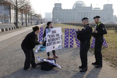 Deutschland, Berlin, Demonstration: Platz der Republik, WWF: Ohne Klima- und Naturschutz bl?ht uns was *** Germany, Berl-stock-foto