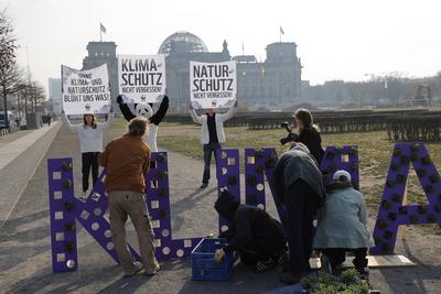 Deutschland, Berlin, Demonstration: Platz der Republik, WWF: Ohne Klima- und Naturschutz bl?ht uns was *** Germany, Berl-stock-foto