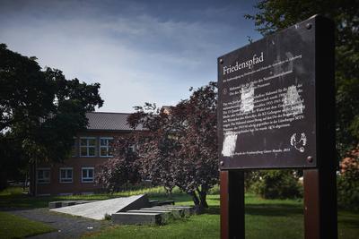 Das Mahnmal f?r die Opfer des Nationalsozialismus auf dem L?neburger Friedenspfad, Ort des Bergen-Belsen-Prozesses, The-stock-foto