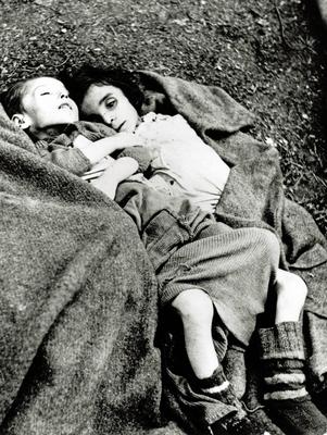 KZ Bergen-Belsen Zwei Kinder sind nach der Ankunft der Allied 21st Army Group kaum noch am Leben. Im Lager wurden 55.00-stock-photo