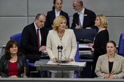 Er?ffnung des 21.Bundestags - Julia Kl?ckner-stock-foto