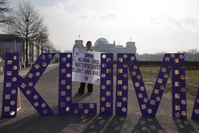 Deutschland, Berlin, Demonstration: Platz der Republik, WWF: Ohne Klima- und Naturschutz bl?ht uns was *** Germany, Berl-stock-foto