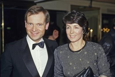 Jeffrey Archer mit Ehefrau Mary Verleihung der British Academy of Film and Television Arts (BAFTA) Awards 1987 im Londo-stock-foto