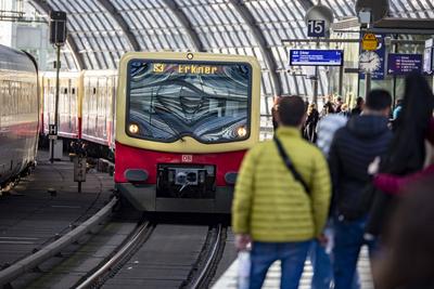 Ein Zug der S-Bahn Linie 3 nach Erkner faehrt Hauptbahnhof in Berlin am 9. Oktober 2022 ein. Am Samstag gab eine mehrstu-stock-foto