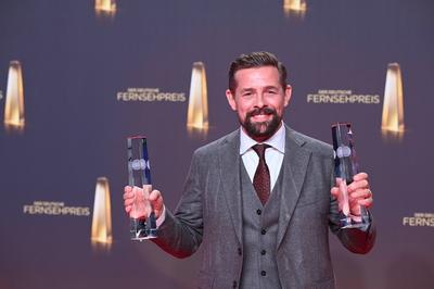 Moderator Klaas Heufer-Umlauf als Preistr?ger bei der Gala und Verleihung des Deutschen Fernsehpreis in K?ln. *** Presen-stock-foto