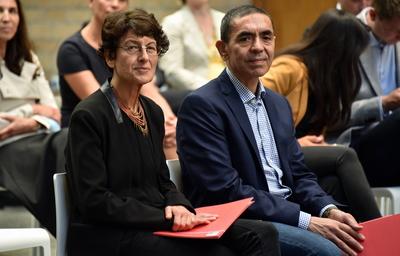 Die Mediziner Ugur Sahin (r) und ?zlem T?reci. K?ln ehrt die Biontech Gr?nder im Rathaus. Die beiden Forscher tragen sic-stock-foto