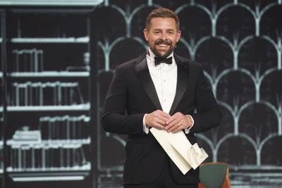 Deutscher Filmpreis 2023 Laudatio Klaas Heufer-Umlauf BESTES DREHBUCH bei der Verleihung der Lola - Deutscher Filmpreis-stock-foto