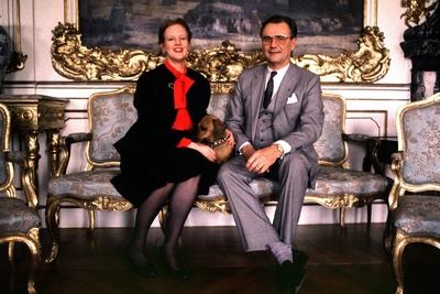 K?nigin Margarethe II sitzt mit Ehemann Prinz Henrik beide DEN und ihrem Hund in der Residenz Sch-stock-foto