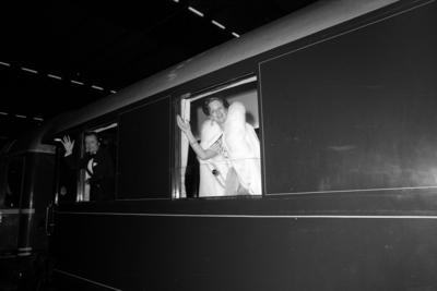 Bildnummer: 51089406  Datum: 15.05.1974  Copyright: imago/WEREKK?nigin Margrethe II. von D?nemark und Prinz Henrik von D?nemark (beide DEN) nehmen Abschied nach einem Besuch in M?nchen, Personen; 1974, M?nchen, Adel, Adeliger, Adelige, adlig, adlige, adliger, d?nisches K?nigshaus, K?nigsh?user, Zug, Z?ge, winken, winkt, winkend, sw; , quer, Kbneg, Gruppenbild, Deutschland, Randbild, People o0 Margarethe; Aufnahmedatum gesch?tzt-stock-photo