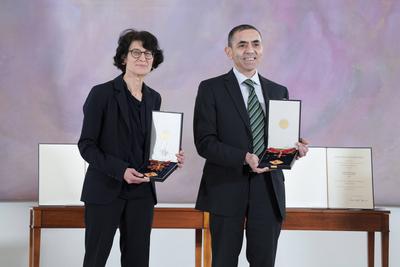 Berlin, Verleihung des Bundesverdienstkreuzes an Biontech-Gr?nder ?zlem T?reci und Ugur Sahin Verleihung des Bundesverd-stock-photo