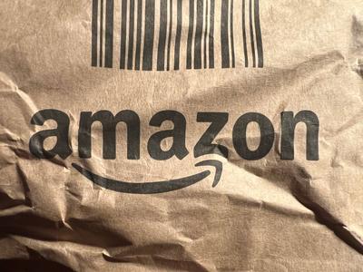 Logo Amazon auf einem Prime Paket *** Logo Amazon on a Prime package Copyright: xmix1x-stock-foto