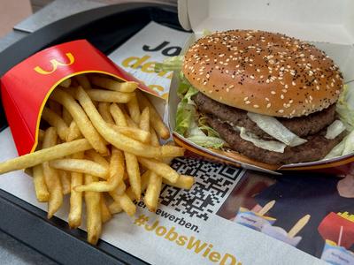 Hamburger bei Mc Donalds - Produktneuheit Der M. Burger mit Pommes Frites. 17.10.2024 *** Hamburger at McDonalds Product-stock-foto